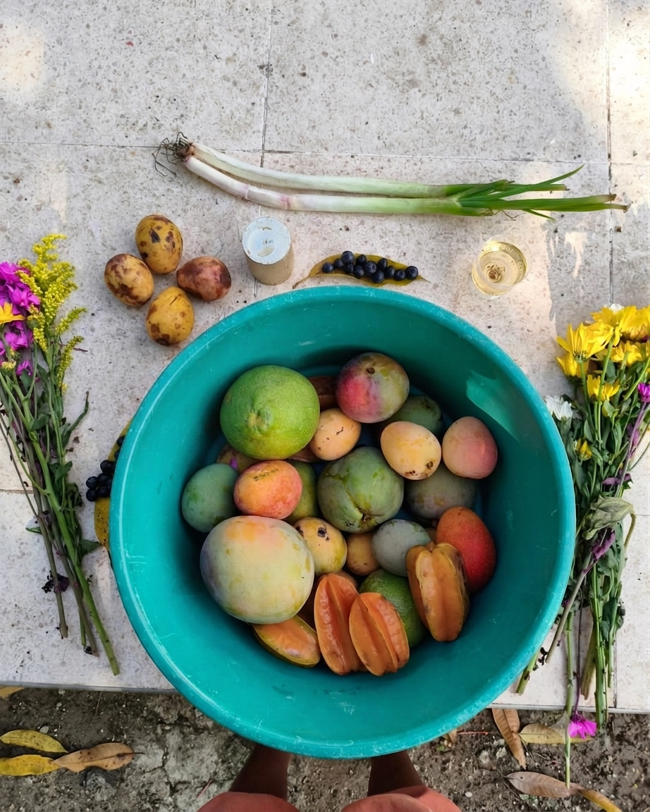 Bowl de frutas tropicales como ofrenda de agradecimiento